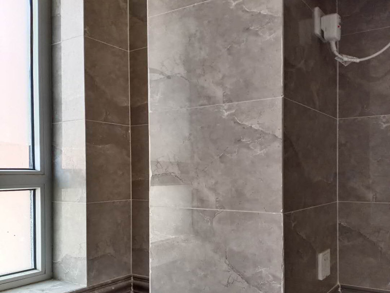 瓷磚修補(bǔ)維修：瓷磚的中間位置出現(xiàn)空鼓情況，這種情況就需要將這塊瓷磚撬下來(lái)重新鋪設(shè)了。具體要采取從瓷磚中間部分開(kāi)砸，但是不能從中間直接砸，可以使用小型水鉆先開(kāi)個(gè)孔，再使用工具慢慢的向四周蔓延的方式來(lái)撬開(kāi)瓷磚，避免將周邊的額瓷磚損壞。如果超過(guò)1/3的鋪裝面積都存在空鼓，則需要把整面瓷磚全部撬掉重新鋪裝。如果空鼓程度較嚴(yán)重、瓷磚已經(jīng)完全松動(dòng)甚至脫落，說(shuō)明瓷磚下的水泥砂漿層與墻面基層(或地面基層)也發(fā)生了松動(dòng)&ldquo;脫層&rdquo;，此時(shí)可以用鏟刀等工具清理掉水泥砂漿層，重新涂抹水泥砂漿后鋪貼瓷磚。