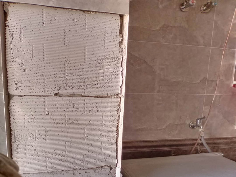 瓷磚修補(bǔ)維修：瓷磚的中間位置出現(xiàn)空鼓情況，這種情況就需要將這塊瓷磚撬下來(lái)重新鋪設(shè)了。具體要采取從瓷磚中間部分開(kāi)砸，但是不能從中間直接砸，可以使用小型水鉆先開(kāi)個(gè)孔，再使用工具慢慢的向四周蔓延的方式來(lái)撬開(kāi)瓷磚，避免將周邊的額瓷磚損壞。如果超過(guò)1/3的鋪裝面積都存在空鼓，則需要把整面瓷磚全部撬掉重新鋪裝。如果空鼓程度較嚴(yán)重、瓷磚已經(jīng)完全松動(dòng)甚至脫落，說(shuō)明瓷磚下的水泥砂漿層與墻面基層(或地面基層)也發(fā)生了松動(dòng)&ldquo;脫層&rdquo;，此時(shí)可以用鏟刀等工具清理掉水泥砂漿層，重新涂抹水泥砂漿后鋪貼瓷磚。