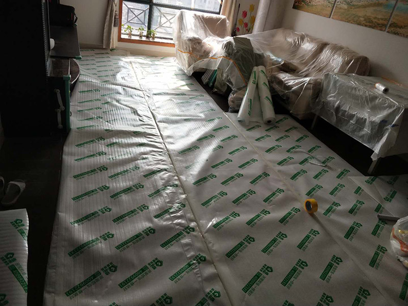 入戶門及地面家具保護(hù)：各種裝修物料的進(jìn)場以及各種建筑裝修垃圾的清理，都會經(jīng)過入戶門，這些物品在搬運(yùn)的過程中，與入戶門發(fā)生磕碰、摩擦的機(jī)率大大增加，所以，第一個(gè)需要做好成品保護(hù)的地方就是我們的入戶門。建議：在裝修開工前直到家具進(jìn)場期間，都需要對入戶門進(jìn)行保護(hù)。對于這一點(diǎn)，可以使用成品保護(hù)膜將門包裹。瓷磚、地板的鋪裝，也屬于基礎(chǔ)裝修的部分，經(jīng)常發(fā)現(xiàn)瓷磚施工時(shí)和施工后都沒有做成品保護(hù)工作，具體的表現(xiàn)有：瓷磚邊鋪邊勾縫、在剛鋪的瓷道磚、地板上堆放雜物、剛鋪的瓷磚就在上面走動踩踏、地面瓷磚、地板沒有使用成品保護(hù)膜覆蓋等，這些都會影響瓷磚的鋪貼效果，造成瓷磚的施工質(zhì)量問題。