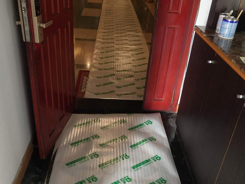 入戶門及地面家具保護(hù)：各種裝修物料的進(jìn)場以及各種建筑裝修垃圾的清理，都會經(jīng)過入戶門，這些物品在搬運(yùn)的過程中，與入戶門發(fā)生磕碰、摩擦的機(jī)率大大增加，所以，第一個(gè)需要做好成品保護(hù)的地方就是我們的入戶門。建議：在裝修開工前直到家具進(jìn)場期間，都需要對入戶門進(jìn)行保護(hù)。對于這一點(diǎn)，可以使用成品保護(hù)膜將門包裹。瓷磚、地板的鋪裝，也屬于基礎(chǔ)裝修的部分，經(jīng)常發(fā)現(xiàn)瓷磚施工時(shí)和施工后都沒有做成品保護(hù)工作，具體的表現(xiàn)有：瓷磚邊鋪邊勾縫、在剛鋪的瓷道磚、地板上堆放雜物、剛鋪的瓷磚就在上面走動踩踏、地面瓷磚、地板沒有使用成品保護(hù)膜覆蓋等，這些都會影響瓷磚的鋪貼效果，造成瓷磚的施工質(zhì)量問題。