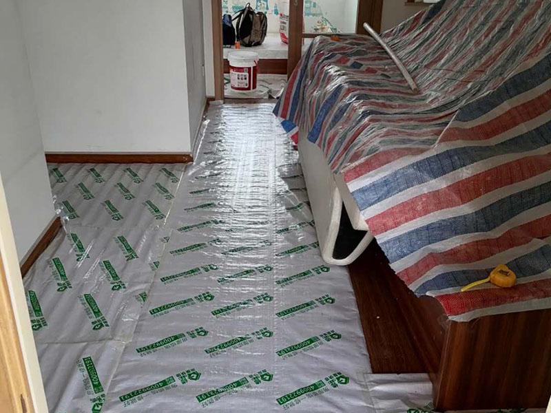 地面保護(hù)措施：各種裝修物料的進(jìn)場以及各種建筑裝修垃圾的清理，都會經(jīng)過入戶門，這些物品在搬運(yùn)的過程中，難免會和入戶門發(fā)生磕碰，造成入戶門的磕碰劃傷，所以，第一個需要做好成品保護(hù)的地方就是入戶門。 做法：在裝修開工前直到家具進(jìn)場期間，都需要對入戶門進(jìn)行保護(hù)！可以使用成品保護(hù)膜將門包裹。地面瓷磚鋪貼完后，用成品保護(hù)膜覆蓋磚面，既可以防止裝修時的沙子磨傷地面，同時也能有效地防止油漆涂料等有色液體滴落磚面，造成地面污染。在進(jìn)行木門、櫥柜、家具等的相關(guān)的安裝或組裝的過程中，成品保護(hù)主要體現(xiàn)在兩個方面：一是原有的墻面、地面裝飾的保護(hù)，盡量避免因?yàn)檫@些安裝工程對已裝的部分造成破壞；二是安裝的物品本身的保護(hù)，注意不要在安裝過程中造成磕碰、劃傷等損傷。