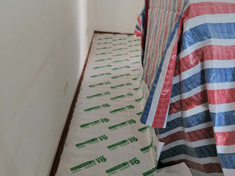 地面保護(hù)措施：各種裝修物料的進(jìn)場以及各種建筑裝修垃圾的清理，都會經(jīng)過入戶門，這些物品在搬運(yùn)的過程中，難免會和入戶門發(fā)生磕碰，造成入戶門的磕碰劃傷，所以，第一個需要做好成品保護(hù)的地方就是入戶門。 做法：在裝修開工前直到家具進(jìn)場期間，都需要對入戶門進(jìn)行保護(hù)！可以使用成品保護(hù)膜將門包裹。地面瓷磚鋪貼完后，用成品保護(hù)膜覆蓋磚面，既可以防止裝修時的沙子磨傷地面，同時也能有效地防止油漆涂料等有色液體滴落磚面，造成地面污染。在進(jìn)行木門、櫥柜、家具等的相關(guān)的安裝或組裝的過程中，成品保護(hù)主要體現(xiàn)在兩個方面：一是原有的墻面、地面裝飾的保護(hù)，盡量避免因?yàn)檫@些安裝工程對已裝的部分造成破壞；二是安裝的物品本身的保護(hù)，注意不要在安裝過程中造成磕碰、劃傷等損傷。