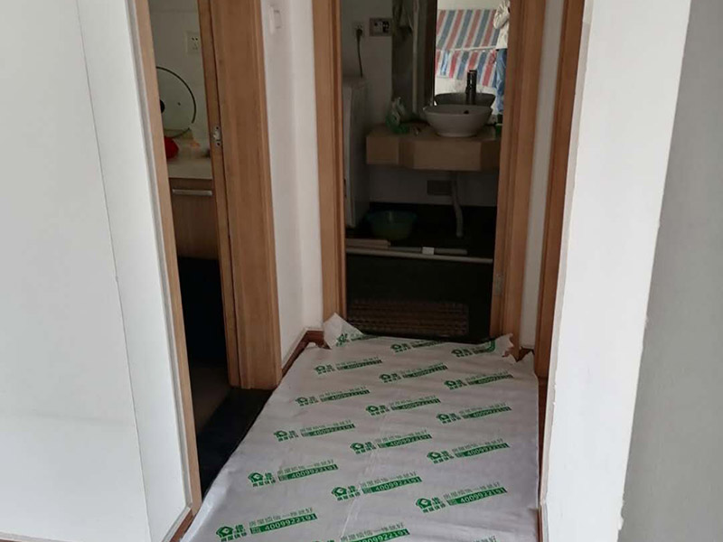 地面保護(hù)措施：各種裝修物料的進(jìn)場以及各種建筑裝修垃圾的清理，都會經(jīng)過入戶門，這些物品在搬運(yùn)的過程中，難免會和入戶門發(fā)生磕碰，造成入戶門的磕碰劃傷，所以，第一個需要做好成品保護(hù)的地方就是入戶門。 做法：在裝修開工前直到家具進(jìn)場期間，都需要對入戶門進(jìn)行保護(hù)！可以使用成品保護(hù)膜將門包裹。地面瓷磚鋪貼完后，用成品保護(hù)膜覆蓋磚面，既可以防止裝修時的沙子磨傷地面，同時也能有效地防止油漆涂料等有色液體滴落磚面，造成地面污染。在進(jìn)行木門、櫥柜、家具等的相關(guān)的安裝或組裝的過程中，成品保護(hù)主要體現(xiàn)在兩個方面：一是原有的墻面、地面裝飾的保護(hù)，盡量避免因?yàn)檫@些安裝工程對已裝的部分造成破壞；二是安裝的物品本身的保護(hù)，注意不要在安裝過程中造成磕碰、劃傷等損傷。