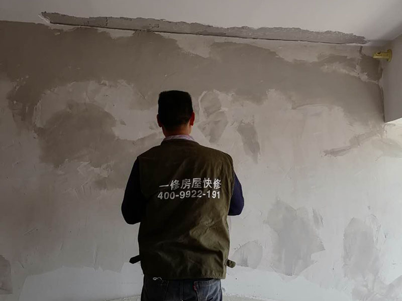 墻面乳膠漆翻新：如果原墻面只是簡單的變舊沒有剝離現(xiàn)象，可以直接清理干凈，用滾刷或噴涂機(jī)zhidao滾（噴）一遍云泉水性漆，等干透然后在上二遍就OK了！ 如果有裂縫或爆皮的，需要清理干凈浮塵再用鏟除墻面，有坑不內(nèi)平處用石膏找平，有裂縫的用布袋或網(wǎng)刷乳白膠粘貼到裂縫處，裂縫處需要刮兩遍膩?zhàn)拥谝槐槭菫榱损ぷ〔即途W(wǎng)容，第二遍找平，最后墻面一定要平整，然后再刷云泉水性漆就可以了！也是刷兩遍就OK了！