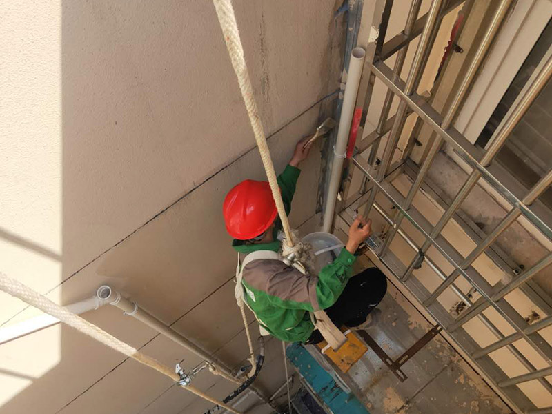 外墻窗戶防水維修：滴水檐遭破壞：窗戶洞口都有滴水檐，在改造陽臺之時(shí)，有的業(yè)主將窗戶外移，壓到滴水檐上，飄雨就會(huì)進(jìn)到窗框和墻體的縫中，從窗戶上部往里洇水。 解決方案：在洞口處加裝滴水檐(通過連接件或者打膠鼓包等多種形式)，使水能順利往外排。 排水孔被堵：塑鋼窗底部都設(shè)有排水孔，但安裝時(shí)不留意就會(huì)被堵住，一旦出現(xiàn)大雨，窗框里的存水會(huì)從安裝脹栓處往內(nèi)滲水。 解決方案：查看窗戶是否是通過打脹栓的方式連接的，如果是可臨時(shí)往里加膠起到密封作用，待雨季過后起出重新打膠。若是固定在玻璃下面，還得待雨季過后，把玻璃起開，清出窗框內(nèi)的存水后再重新施膠。