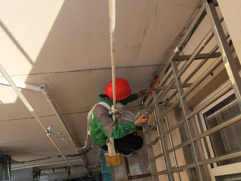 外墻窗戶防水維修：滴水檐遭破壞：窗戶洞口都有滴水檐，在改造陽臺之時(shí)，有的業(yè)主將窗戶外移，壓到滴水檐上，飄雨就會(huì)進(jìn)到窗框和墻體的縫中，從窗戶上部往里洇水。 解決方案：在洞口處加裝滴水檐(通過連接件或者打膠鼓包等多種形式)，使水能順利往外排。 排水孔被堵：塑鋼窗底部都設(shè)有排水孔，但安裝時(shí)不留意就會(huì)被堵住，一旦出現(xiàn)大雨，窗框里的存水會(huì)從安裝脹栓處往內(nèi)滲水。 解決方案：查看窗戶是否是通過打脹栓的方式連接的，如果是可臨時(shí)往里加膠起到密封作用，待雨季過后起出重新打膠。若是固定在玻璃下面，還得待雨季過后，把玻璃起開，清出窗框內(nèi)的存水后再重新施膠。