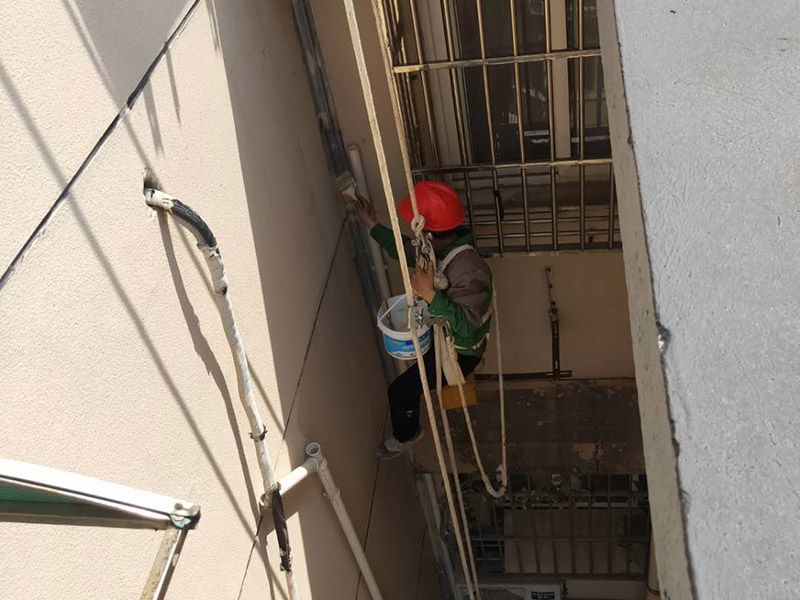 外墻窗戶防水維修：滴水檐遭破壞：窗戶洞口都有滴水檐，在改造陽臺之時(shí)，有的業(yè)主將窗戶外移，壓到滴水檐上，飄雨就會(huì)進(jìn)到窗框和墻體的縫中，從窗戶上部往里洇水。 解決方案：在洞口處加裝滴水檐(通過連接件或者打膠鼓包等多種形式)，使水能順利往外排。 排水孔被堵：塑鋼窗底部都設(shè)有排水孔，但安裝時(shí)不留意就會(huì)被堵住，一旦出現(xiàn)大雨，窗框里的存水會(huì)從安裝脹栓處往內(nèi)滲水。 解決方案：查看窗戶是否是通過打脹栓的方式連接的，如果是可臨時(shí)往里加膠起到密封作用，待雨季過后起出重新打膠。若是固定在玻璃下面，還得待雨季過后，把玻璃起開，清出窗框內(nèi)的存水后再重新施膠。