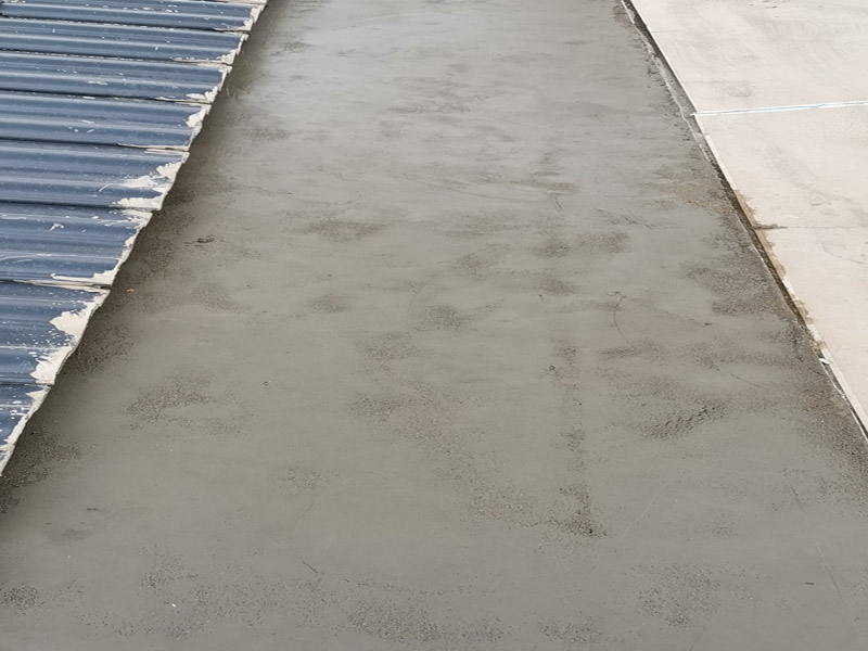 屋頂找平施工：基層處理&rarr;灑水濕潤&rarr;找標(biāo)高、抹灰餅、沖筋&rarr;攪拌砂漿&rarr;刷水泥漿結(jié)合層&rarr;鋪水泥砂漿面層&rarr;抹光機(jī)抹光&rarr;木抹子搓平&rarr;鐵抹子壓光（根據(jù)下個(gè)構(gòu)造層次決定做法）&rarr;分隔縫切割&rarr;養(yǎng)護(hù)&rarr;驗(yàn)收。 清理結(jié)構(gòu)層、保溫層上面的松散雜物，凸出基層表面的硬物應(yīng)剔平掃凈;抹找坡層前，宜對基層灑水濕潤;突出屋面的管道、支架等根部，應(yīng)用細(xì)石混凝土堵實(shí)和固定;對不易與找平層結(jié)合的基層應(yīng)做界面處理。