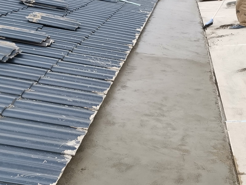 屋頂找平施工：基層處理&rarr;灑水濕潤&rarr;找標(biāo)高、抹灰餅、沖筋&rarr;攪拌砂漿&rarr;刷水泥漿結(jié)合層&rarr;鋪水泥砂漿面層&rarr;抹光機(jī)抹光&rarr;木抹子搓平&rarr;鐵抹子壓光（根據(jù)下個(gè)構(gòu)造層次決定做法）&rarr;分隔縫切割&rarr;養(yǎng)護(hù)&rarr;驗(yàn)收。 清理結(jié)構(gòu)層、保溫層上面的松散雜物，凸出基層表面的硬物應(yīng)剔平掃凈;抹找坡層前，宜對基層灑水濕潤;突出屋面的管道、支架等根部，應(yīng)用細(xì)石混凝土堵實(shí)和固定;對不易與找平層結(jié)合的基層應(yīng)做界面處理。