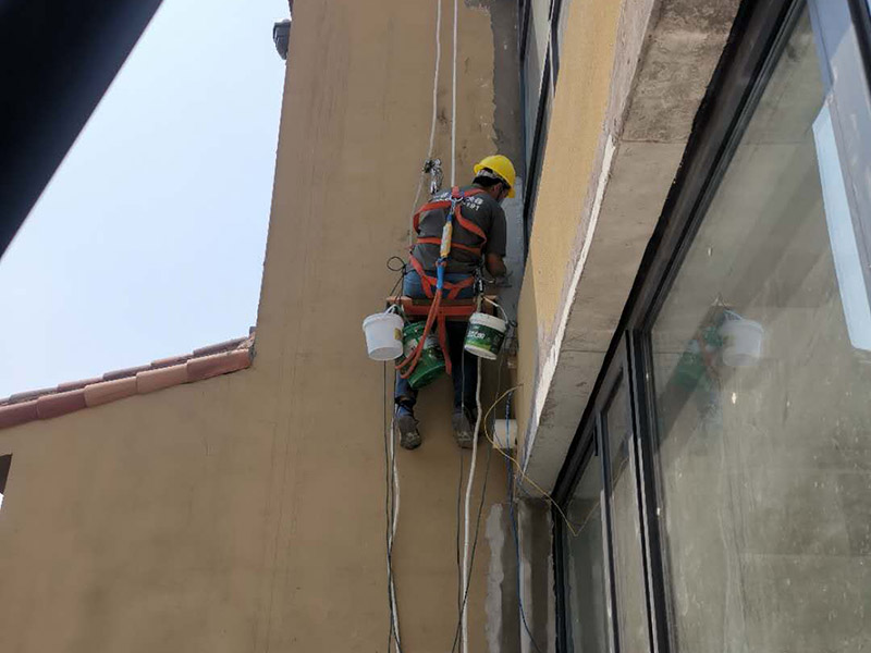 外墻修補維修：1、專業(yè)人員刷滲透劑涂刷第三遍，墻面檢查、晾干、涂刷第二處，發(fā)現(xiàn)裂縫再涂刷滲透劑、裂縫全部處理完。 填、涂 晾干 2、 由專業(yè)人員在樓層屋面上將吊索固定后，山墻頂部開始向下逐一對外墻面進行檢查 3、 發(fā)現(xiàn)外墻磚和灰縫有微小裂 縫，即用滲透劑對裂縫處上下左右各0.3 米范圍 內(nèi)進行立涂刷處理。每處裂縫處理不少于2遍，且處理前墻面必須干燥。