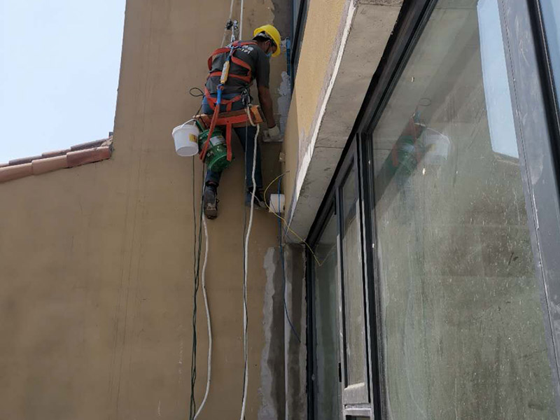 外墻修補維修：1、專業(yè)人員刷滲透劑涂刷第三遍，墻面檢查、晾干、涂刷第二處，發(fā)現(xiàn)裂縫再涂刷滲透劑、裂縫全部處理完。 填、涂 晾干 2、 由專業(yè)人員在樓層屋面上將吊索固定后，山墻頂部開始向下逐一對外墻面進行檢查 3、 發(fā)現(xiàn)外墻磚和灰縫有微小裂 縫，即用滲透劑對裂縫處上下左右各0.3 米范圍 內(nèi)進行立涂刷處理。每處裂縫處理不少于2遍，且處理前墻面必須干燥。