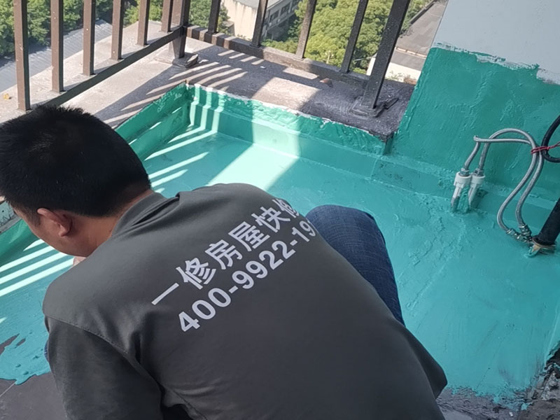 陽(yáng)臺(tái)防水施工：先用鏟刀和笤帚及工具將陽(yáng)臺(tái)基層表面的突起物、砂漿和疙瘩等鏟除并將塵土雜物清掃干凈，對(duì)陰陽(yáng)角、管根、地漏等部位應(yīng)認(rèn)真清理。 對(duì)陽(yáng)臺(tái)地漏、管根、陰陽(yáng)角等易發(fā)生漏水的部位，應(yīng)進(jìn)行特殊加強(qiáng)處理。 細(xì)部附加層：在地漏、管根、陰陽(yáng)角和出入口等易發(fā)生漏水的薄弱部位，可增加一層剛性防水，剛性防水寬度應(yīng)不小于100mm，搭接寬度應(yīng)不小于100mm。然后涂刷家裝專用防水涂料。 將配制好的防水涂料均勻涂刷在基層表面，涂刷量以0.8&mdash;1.0kg/㎡每遍為宜，直至防水合格為止，家裝防水要求一般為1.0mm左右。