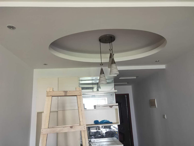 墻面翻新裝修：1、短期內(nèi)：對于購買的二手房墻面，如果是裝修沒多久，那么在進行墻面處理的時候，原先的耐水膩子可以保留一些，不用完全的鏟掉；用鋼刷和砂紙進行打磨墻面，打磨后即可重新涂刷乳膠漆。 2、時間間隔太久：如果是五年以上的耐水膩子，由于材料老化，在二次刷漆的時候，就必須全部鏟除至墻底，否則的話會影響今后墻面乳膠漆的施工質(zhì)量和裝修后的長期使用效果。