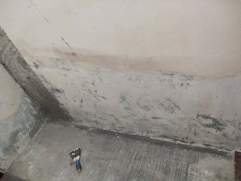 墻面局部維修翻新：墻面局部位置需要維修，墻面局部需要維修這個情況一般來說是比較常見的問題?？赡苡捎谝郧把b修時施工工藝的原因，墻面局部出現(xiàn)開裂、脫落現(xiàn)象，或者墻面被家中小朋友亂寫亂畫，或不小心被硬物刮傷等等。這幾種問題都是比較常見的墻面局部問題，其中開裂以及刮傷這種有明顯傷痕的問題建議都是能夠盡快進行維修，以免傷害到周圍其他完好墻面。 維修期間需要重新刮膩子進行修補找平，那么在施工時就需要等到每一層膩子完全干透才能進行下一步的施工。乳膠漆在涂刷底漆與面漆時同樣需要一個自然干透的時間，這些是比較影響我們墻面乳膠漆維修時間的主要因素。