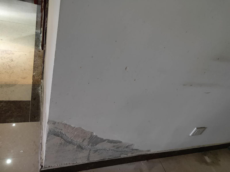 墻面局部維修翻新：墻面局部位置需要維修，墻面局部需要維修這個情況一般來說是比較常見的問題?？赡苡捎谝郧把b修時施工工藝的原因，墻面局部出現(xiàn)開裂、脫落現(xiàn)象，或者墻面被家中小朋友亂寫亂畫，或不小心被硬物刮傷等等。這幾種問題都是比較常見的墻面局部問題，其中開裂以及刮傷這種有明顯傷痕的問題建議都是能夠盡快進行維修，以免傷害到周圍其他完好墻面。 維修期間需要重新刮膩子進行修補找平，那么在施工時就需要等到每一層膩子完全干透才能進行下一步的施工。乳膠漆在涂刷底漆與面漆時同樣需要一個自然干透的時間，這些是比較影響我們墻面乳膠漆維修時間的主要因素。