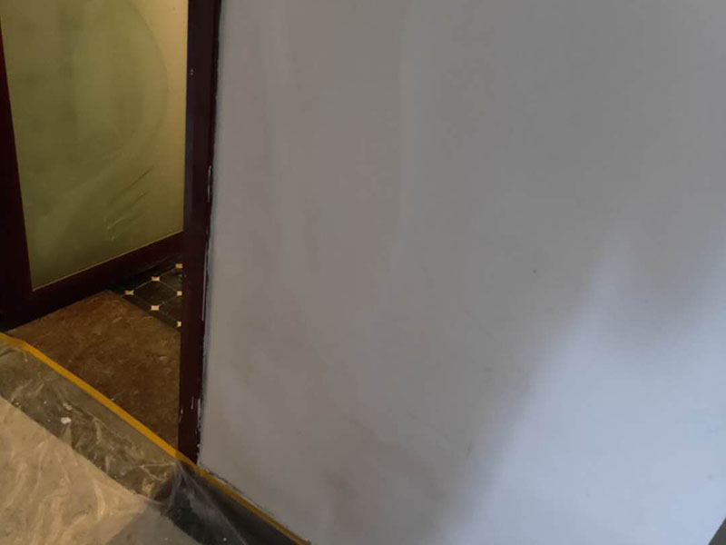 墻面局部維修翻新：墻面局部位置需要維修，墻面局部需要維修這個情況一般來說是比較常見的問題?？赡苡捎谝郧把b修時施工工藝的原因，墻面局部出現(xiàn)開裂、脫落現(xiàn)象，或者墻面被家中小朋友亂寫亂畫，或不小心被硬物刮傷等等。這幾種問題都是比較常見的墻面局部問題，其中開裂以及刮傷這種有明顯傷痕的問題建議都是能夠盡快進行維修，以免傷害到周圍其他完好墻面。 維修期間需要重新刮膩子進行修補找平，那么在施工時就需要等到每一層膩子完全干透才能進行下一步的施工。乳膠漆在涂刷底漆與面漆時同樣需要一個自然干透的時間，這些是比較影響我們墻面乳膠漆維修時間的主要因素。