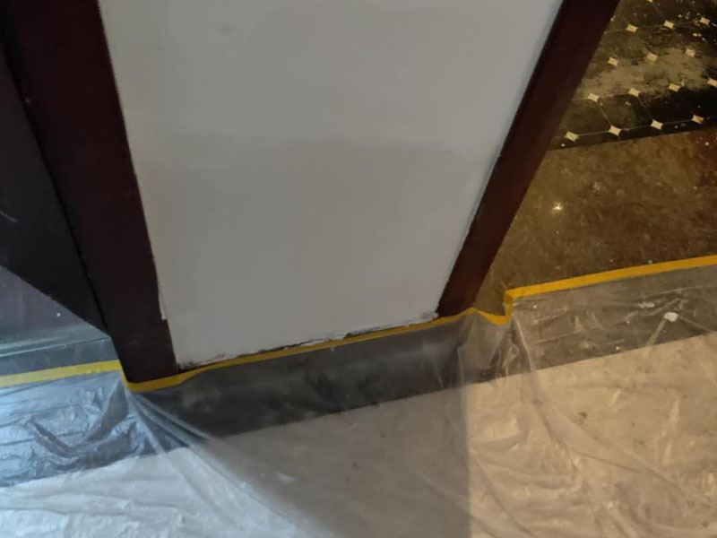 墻面局部維修翻新：墻面局部位置需要維修，墻面局部需要維修這個情況一般來說是比較常見的問題?？赡苡捎谝郧把b修時施工工藝的原因，墻面局部出現(xiàn)開裂、脫落現(xiàn)象，或者墻面被家中小朋友亂寫亂畫，或不小心被硬物刮傷等等。這幾種問題都是比較常見的墻面局部問題，其中開裂以及刮傷這種有明顯傷痕的問題建議都是能夠盡快進行維修，以免傷害到周圍其他完好墻面。 維修期間需要重新刮膩子進行修補找平，那么在施工時就需要等到每一層膩子完全干透才能進行下一步的施工。乳膠漆在涂刷底漆與面漆時同樣需要一個自然干透的時間，這些是比較影響我們墻面乳膠漆維修時間的主要因素。