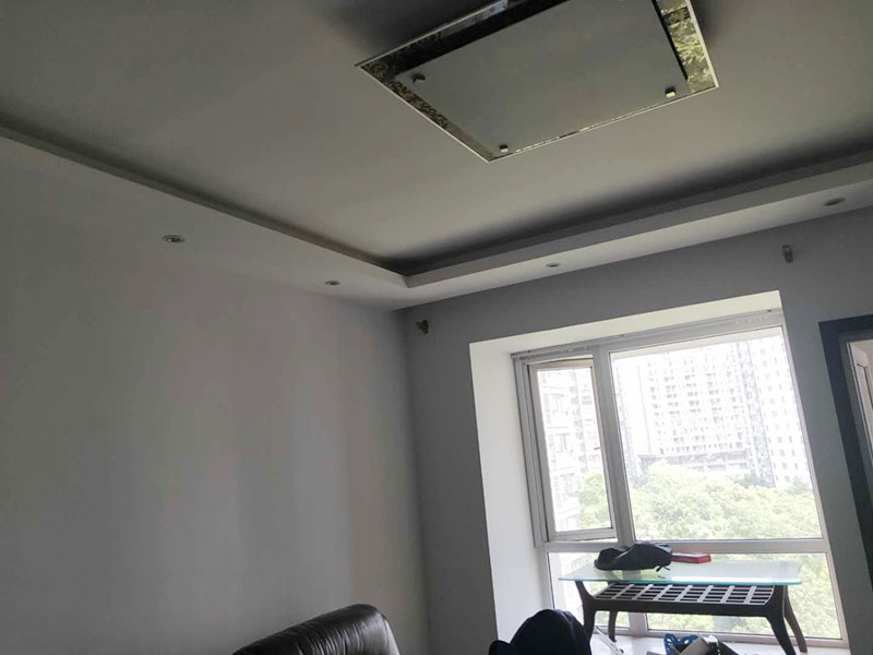 乳膠漆翻新：一般來說，內(nèi)墻乳膠漆，在墻砌好后，是在抹灰完成后，總包單位會進(jìn)行兩道抹灰，第二道的時候基面加以修飾效果的補平。 　　所以一般都會批膩子，膩子的作用是讓墻面更平整一點。 雙飛粉也可以當(dāng)膩子用，一般是用801+809膠水加雙飛粉攪拌。刮膩子后，總有些高低不平，或者基層不是很平整的面。這個時候，需要砂紙出動，進(jìn)行手工的打磨，修復(fù)。中間還可以用太陽燈照明，便于檢查平整度。再用砂紙打磨，不斷的完善。