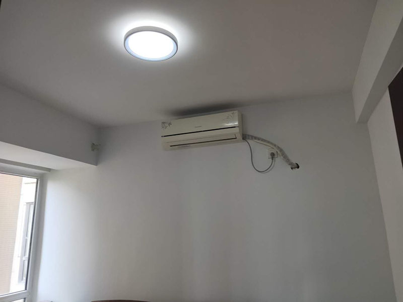 乳膠漆翻新：一般來說，內(nèi)墻乳膠漆，在墻砌好后，是在抹灰完成后，總包單位會進(jìn)行兩道抹灰，第二道的時候基面加以修飾效果的補平。 　　所以一般都會批膩子，膩子的作用是讓墻面更平整一點。 雙飛粉也可以當(dāng)膩子用，一般是用801+809膠水加雙飛粉攪拌。刮膩子后，總有些高低不平，或者基層不是很平整的面。這個時候，需要砂紙出動，進(jìn)行手工的打磨，修復(fù)。中間還可以用太陽燈照明，便于檢查平整度。再用砂紙打磨，不斷的完善。