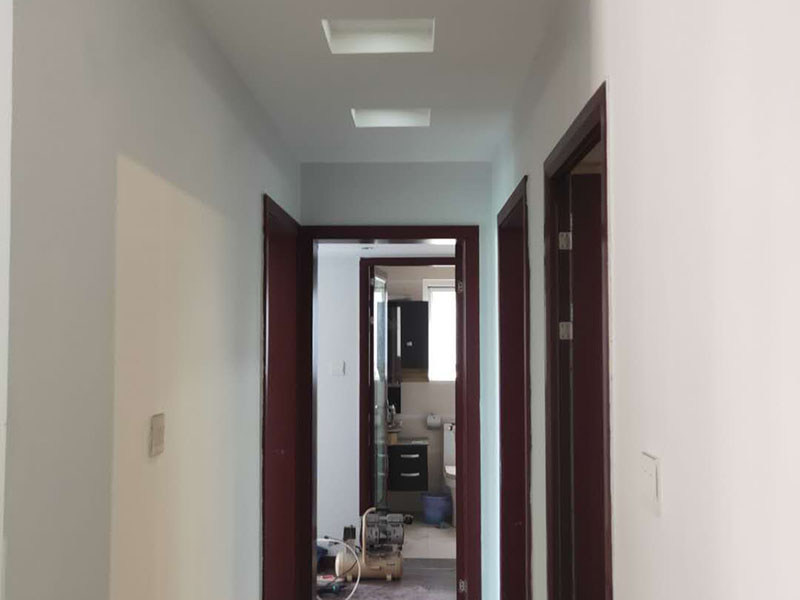 乳膠漆翻新：一般來說，內(nèi)墻乳膠漆，在墻砌好后，是在抹灰完成后，總包單位會進(jìn)行兩道抹灰，第二道的時候基面加以修飾效果的補平。 　　所以一般都會批膩子，膩子的作用是讓墻面更平整一點。 雙飛粉也可以當(dāng)膩子用，一般是用801+809膠水加雙飛粉攪拌。刮膩子后，總有些高低不平，或者基層不是很平整的面。這個時候，需要砂紙出動，進(jìn)行手工的打磨，修復(fù)。中間還可以用太陽燈照明，便于檢查平整度。再用砂紙打磨，不斷的完善。