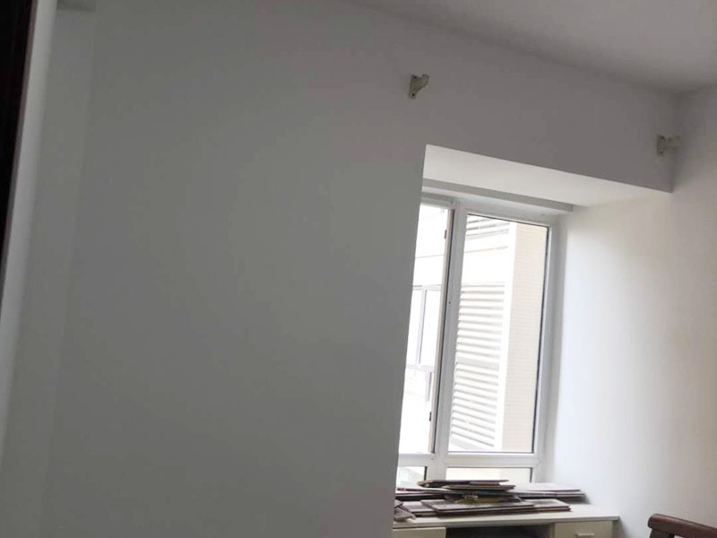 乳膠漆翻新：一般來說，內(nèi)墻乳膠漆，在墻砌好后，是在抹灰完成后，總包單位會進(jìn)行兩道抹灰，第二道的時候基面加以修飾效果的補平。 　　所以一般都會批膩子，膩子的作用是讓墻面更平整一點。 雙飛粉也可以當(dāng)膩子用，一般是用801+809膠水加雙飛粉攪拌。刮膩子后，總有些高低不平，或者基層不是很平整的面。這個時候，需要砂紙出動，進(jìn)行手工的打磨，修復(fù)。中間還可以用太陽燈照明，便于檢查平整度。再用砂紙打磨，不斷的完善。