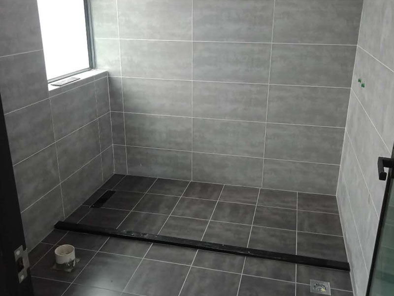 有一種叫架空式回填，這一種方式現(xiàn)在相對來說比較少了，首先這種方式的時(shí)間成本要多出一到兩天而且這種方式的防水相對來說會比較差，樓下很容易出現(xiàn)問題，雖然這種方式對了管道的保護(hù)是非常好的，因?yàn)樾l(wèi)生間中間就是空的，它就是在四周的墻面打孔，然后做現(xiàn)澆板，這樣做主要就是后期時(shí)間長了四周容易出現(xiàn)滲漏，然后中間的架空層就會被水填滿，防水萬一出問題就比較麻煩。