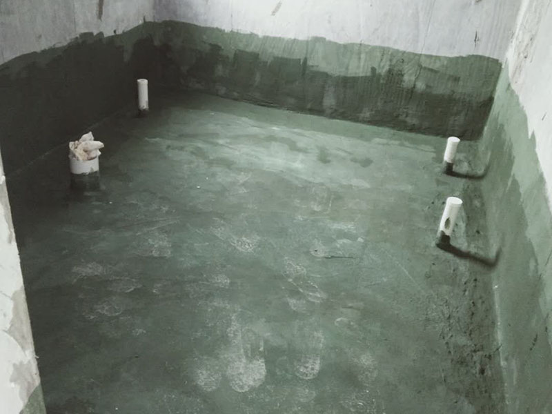 有一種叫架空式回填，這一種方式現(xiàn)在相對來說比較少了，首先這種方式的時(shí)間成本要多出一到兩天而且這種方式的防水相對來說會比較差，樓下很容易出現(xiàn)問題，雖然這種方式對了管道的保護(hù)是非常好的，因?yàn)樾l(wèi)生間中間就是空的，它就是在四周的墻面打孔，然后做現(xiàn)澆板，這樣做主要就是后期時(shí)間長了四周容易出現(xiàn)滲漏，然后中間的架空層就會被水填滿，防水萬一出問題就比較麻煩。