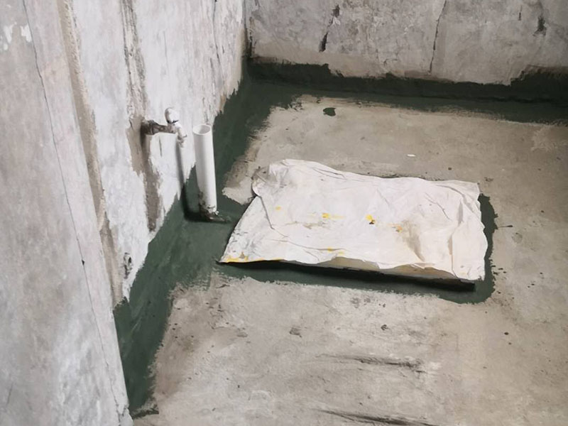 有一種叫架空式回填，這一種方式現(xiàn)在相對來說比較少了，首先這種方式的時(shí)間成本要多出一到兩天而且這種方式的防水相對來說會比較差，樓下很容易出現(xiàn)問題，雖然這種方式對了管道的保護(hù)是非常好的，因?yàn)樾l(wèi)生間中間就是空的，它就是在四周的墻面打孔，然后做現(xiàn)澆板，這樣做主要就是后期時(shí)間長了四周容易出現(xiàn)滲漏，然后中間的架空層就會被水填滿，防水萬一出問題就比較麻煩。