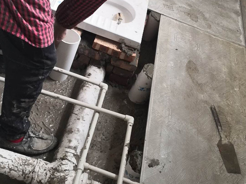 有一種叫架空式回填，這一種方式現(xiàn)在相對來說比較少了，首先這種方式的時(shí)間成本要多出一到兩天而且這種方式的防水相對來說會比較差，樓下很容易出現(xiàn)問題，雖然這種方式對了管道的保護(hù)是非常好的，因?yàn)樾l(wèi)生間中間就是空的，它就是在四周的墻面打孔，然后做現(xiàn)澆板，這樣做主要就是后期時(shí)間長了四周容易出現(xiàn)滲漏，然后中間的架空層就會被水填滿，防水萬一出問題就比較麻煩。