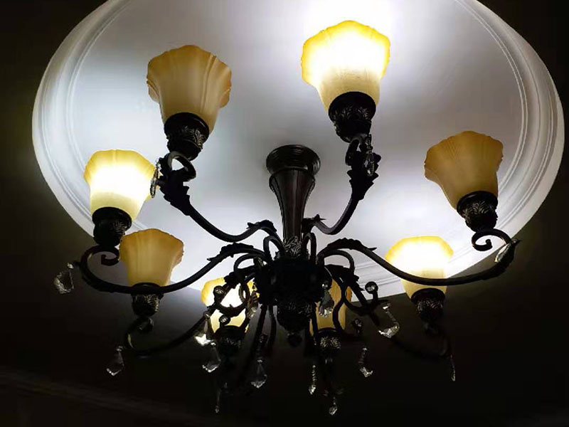 燈具修理安裝：吊燈安裝在混凝土頂面上時(shí)，可采用預(yù)埋件、穿透螺栓及脹管螺栓緊固。安裝時(shí)可視燈具的主題和重量來(lái)決定所采用脹管螺栓的規(guī)格，但最小不宜小于M6（毫米），多頭吊燈不宜小于M8（毫米），螺栓數(shù)量至少要少2枚。輕型自攻脹管螺絲不能采用。 吸頂燈有圓形、方形或矩形底座（底盤(pán)），底座大小不等。燈具底座可以用脹管螺栓緊固，也可以用木螺絲在預(yù)埋木磚上緊固。如果燈座底座直徑超過(guò)100毫米，必須用2枚螺釘。燈具底座安裝如果采用預(yù)埋螺栓、穿透螺栓，其螺栓直徑不得小于6毫米。燈具在底臺(tái)上固定可采用木螺絲，木螺絲的數(shù)量不應(yīng)少于燈具給定的安裝孔數(shù)。