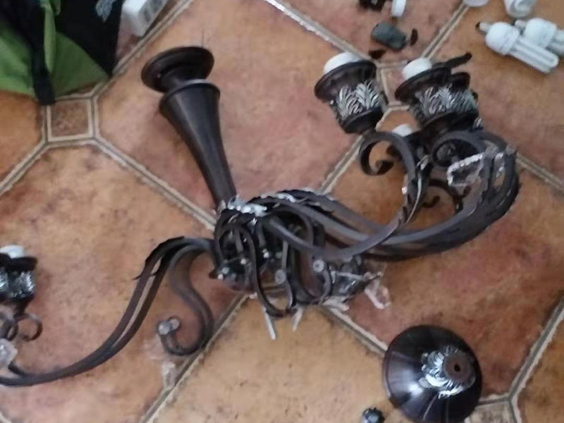 燈具修理安裝：吊燈安裝在混凝土頂面上時(shí)，可采用預(yù)埋件、穿透螺栓及脹管螺栓緊固。安裝時(shí)可視燈具的主題和重量來(lái)決定所采用脹管螺栓的規(guī)格，但最小不宜小于M6（毫米），多頭吊燈不宜小于M8（毫米），螺栓數(shù)量至少要少2枚。輕型自攻脹管螺絲不能采用。 吸頂燈有圓形、方形或矩形底座（底盤(pán)），底座大小不等。燈具底座可以用脹管螺栓緊固，也可以用木螺絲在預(yù)埋木磚上緊固。如果燈座底座直徑超過(guò)100毫米，必須用2枚螺釘。燈具底座安裝如果采用預(yù)埋螺栓、穿透螺栓，其螺栓直徑不得小于6毫米。燈具在底臺(tái)上固定可采用木螺絲，木螺絲的數(shù)量不應(yīng)少于燈具給定的安裝孔數(shù)。