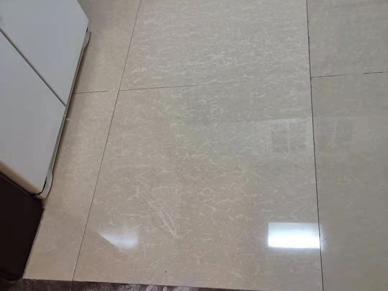 客餐廳地磚局部重貼：首先基層處理：將塵土、雜物徹底清掃干凈，不得有空鼓、開裂及起砂等缺陷。彈線：施工前在墻體四周彈出標高控制線，在地面彈出十字線，以控制地磚分隔尺寸。預鋪：首先應在圖紙設計要求的基礎上，對地磚的色彩、紋理、表面平整等進行嚴格的挑選，然后按照圖紙要求預鋪。對于預鋪中可能出現的尺寸、色彩、紋理誤差等進行調整、交換，直至達到最佳效果，按鋪貼順利堆放整齊備用。鋪貼：鋪設選用1：3干硬性水泥砂漿，砂漿厚度25mm左右。鋪貼前將地磚背面濕潤，需正面干燥為宜。把地磚按照要求放在水泥砂漿上，用橡皮錘輕敲地磚飾面直至密實平整達到要求。