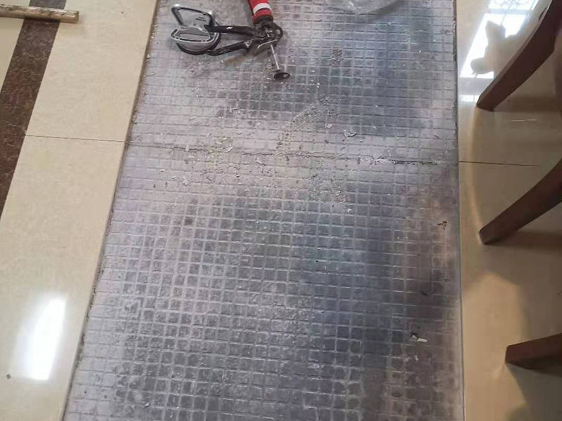 客餐廳地磚局部重貼：首先基層處理：將塵土、雜物徹底清掃干凈，不得有空鼓、開裂及起砂等缺陷。彈線：施工前在墻體四周彈出標高控制線，在地面彈出十字線，以控制地磚分隔尺寸。預鋪：首先應在圖紙設計要求的基礎上，對地磚的色彩、紋理、表面平整等進行嚴格的挑選，然后按照圖紙要求預鋪。對于預鋪中可能出現的尺寸、色彩、紋理誤差等進行調整、交換，直至達到最佳效果，按鋪貼順利堆放整齊備用。鋪貼：鋪設選用1：3干硬性水泥砂漿，砂漿厚度25mm左右。鋪貼前將地磚背面濕潤，需正面干燥為宜。把地磚按照要求放在水泥砂漿上，用橡皮錘輕敲地磚飾面直至密實平整達到要求。