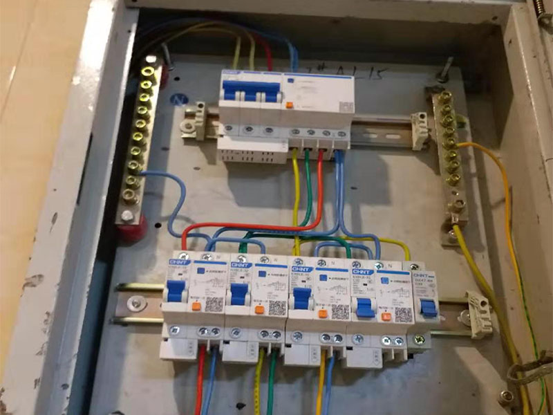 插座電路維修：將盒內(nèi)甩出的導(dǎo)線留出維修長(zhǎng)度，然后削出線芯，注意不要碰傷線芯。將導(dǎo)線按順時(shí)針?lè)较虮P(pán)繞在開(kāi)關(guān)或插座對(duì)應(yīng)的接線柱上，然后旋緊壓頭，要求線芯不得外露?；鹁€接入開(kāi)關(guān)2個(gè)孔中的一個(gè)A標(biāo)記，再?gòu)牧硪粋€(gè)孔中接出絕緣線接入下面的插座3個(gè)孔中的L孔內(nèi)接牢。零線直接接入插座3個(gè)孔中的N孔內(nèi)接牢。地線直接接入插座3個(gè)孔中的E孔內(nèi)接牢。若零線與地線錯(cuò)接，使用電器時(shí)會(huì)出現(xiàn)跳閘現(xiàn)象。 最后將盒子內(nèi)甩出的導(dǎo)線由塑料臺(tái)的出線孔中穿出，再把塑料臺(tái)緊貼于墻面用螺絲固定在盒子上。固定好后，將導(dǎo)線按各自的位置從開(kāi)關(guān)插座的線孔中穿出，按接線要求將導(dǎo)線壓牢。