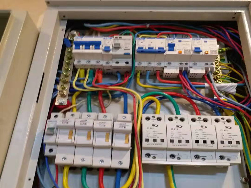 插座電路維修：將盒內(nèi)甩出的導(dǎo)線留出維修長(zhǎng)度，然后削出線芯，注意不要碰傷線芯。將導(dǎo)線按順時(shí)針?lè)较虮P(pán)繞在開(kāi)關(guān)或插座對(duì)應(yīng)的接線柱上，然后旋緊壓頭，要求線芯不得外露。火線接入開(kāi)關(guān)2個(gè)孔中的一個(gè)A標(biāo)記，再?gòu)牧硪粋€(gè)孔中接出絕緣線接入下面的插座3個(gè)孔中的L孔內(nèi)接牢。零線直接接入插座3個(gè)孔中的N孔內(nèi)接牢。地線直接接入插座3個(gè)孔中的E孔內(nèi)接牢。若零線與地線錯(cuò)接，使用電器時(shí)會(huì)出現(xiàn)跳閘現(xiàn)象。 最后將盒子內(nèi)甩出的導(dǎo)線由塑料臺(tái)的出線孔中穿出，再把塑料臺(tái)緊貼于墻面用螺絲固定在盒子上。固定好后，將導(dǎo)線按各自的位置從開(kāi)關(guān)插座的線孔中穿出，按接線要求將導(dǎo)線壓牢。