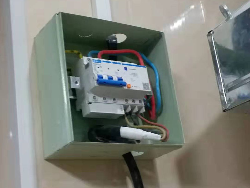 插座電路維修：將盒內(nèi)甩出的導(dǎo)線留出維修長(zhǎng)度，然后削出線芯，注意不要碰傷線芯。將導(dǎo)線按順時(shí)針?lè)较虮P(pán)繞在開(kāi)關(guān)或插座對(duì)應(yīng)的接線柱上，然后旋緊壓頭，要求線芯不得外露。火線接入開(kāi)關(guān)2個(gè)孔中的一個(gè)A標(biāo)記，再?gòu)牧硪粋€(gè)孔中接出絕緣線接入下面的插座3個(gè)孔中的L孔內(nèi)接牢。零線直接接入插座3個(gè)孔中的N孔內(nèi)接牢。地線直接接入插座3個(gè)孔中的E孔內(nèi)接牢。若零線與地線錯(cuò)接，使用電器時(shí)會(huì)出現(xiàn)跳閘現(xiàn)象。 最后將盒子內(nèi)甩出的導(dǎo)線由塑料臺(tái)的出線孔中穿出，再把塑料臺(tái)緊貼于墻面用螺絲固定在盒子上。固定好后，將導(dǎo)線按各自的位置從開(kāi)關(guān)插座的線孔中穿出，按接線要求將導(dǎo)線壓牢。