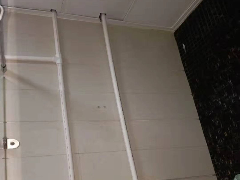 熱水器改造水電線路： 1、管子走線一定要合理,盡量避免曲折。 2、安全閥和計(jì)量表盤安裝到寬敞、通風(fēng)且易于作的地方。 3、氣管走線不要走陰暗、潮濕等容易產(chǎn)生腐蝕性物質(zhì)的地方,避免管子被腐蝕后漏氣;盡量走通風(fēng)的地方,避免漏氣后可能造成嚴(yán)重后果。 4、用水點(diǎn)與熱水器之間的管子長(zhǎng)度盡量短一點(diǎn),這樣在需要用熱水的時(shí)候,可以更快的放到熱水,同時(shí)也可以減小浪費(fèi)。 5、除了廚房、衛(wèi)生間、洗衣間的用水,如果需要,盡量考慮今后是否會(huì)養(yǎng)花、養(yǎng)魚(yú)等,提前預(yù)留出水位置,以免以后改造麻煩。