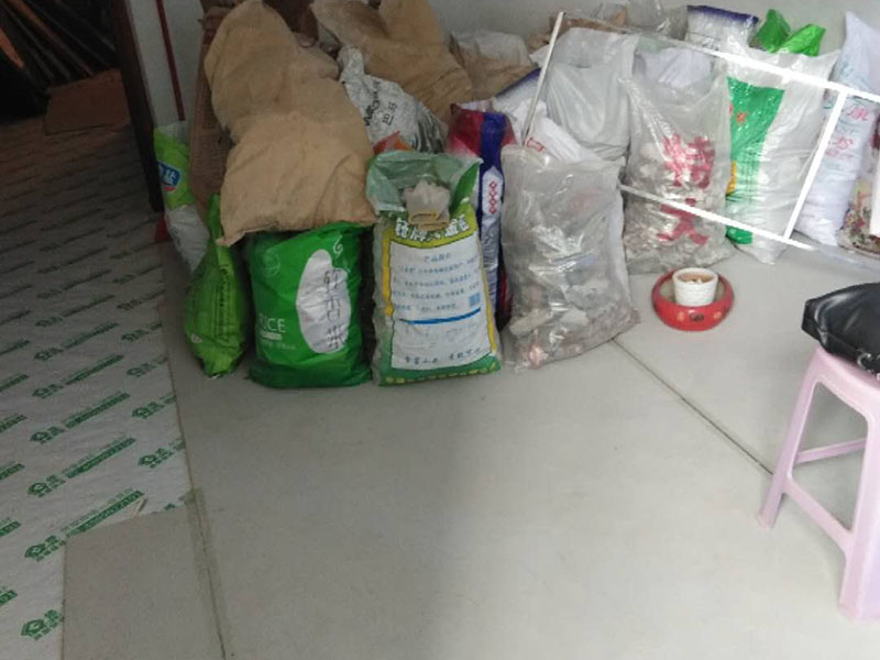 地面保護(hù)建渣處理：一、入戶門的保護(hù) 各種裝修物料的進(jìn)場(chǎng)以及各種建筑裝修的清理，都會(huì)經(jīng)過入戶門，這些物品在搬運(yùn)的過程中，與入戶門發(fā)生磕碰、摩擦的機(jī)率大大增加，第一個(gè)需要做好成品保護(hù)的地方就是我們的入戶門。 二、水電改造時(shí)的保護(hù) 1、電路改造的時(shí)候，能開槽的地方盡量開槽。 2、不能開槽的地方一定要做好固定和保護(hù)。 3、下水管要封好 。4、對(duì)裸露的線頭盡量進(jìn)行包裹。  三、瓷磚、地板的鋪貼保護(hù) 瓷磚、地板的鋪裝，也屬于基礎(chǔ)裝修的部分，經(jīng)常發(fā)現(xiàn)瓷磚施工時(shí)和施工后都沒有做成品保護(hù)工作。 