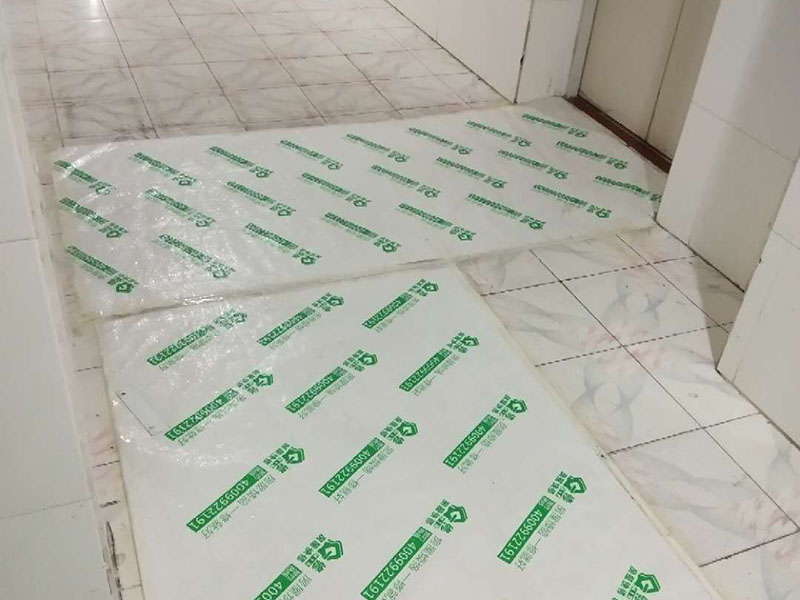 地面保護(hù)建渣處理：一、入戶門的保護(hù) 各種裝修物料的進(jìn)場(chǎng)以及各種建筑裝修的清理，都會(huì)經(jīng)過入戶門，這些物品在搬運(yùn)的過程中，與入戶門發(fā)生磕碰、摩擦的機(jī)率大大增加，第一個(gè)需要做好成品保護(hù)的地方就是我們的入戶門。 二、水電改造時(shí)的保護(hù) 1、電路改造的時(shí)候，能開槽的地方盡量開槽。 2、不能開槽的地方一定要做好固定和保護(hù)。 3、下水管要封好 。4、對(duì)裸露的線頭盡量進(jìn)行包裹。  三、瓷磚、地板的鋪貼保護(hù) 瓷磚、地板的鋪裝，也屬于基礎(chǔ)裝修的部分，經(jīng)常發(fā)現(xiàn)瓷磚施工時(shí)和施工后都沒有做成品保護(hù)工作。 