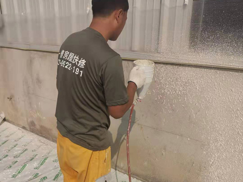 外墻墻裙噴刷涂料：建筑外墻刷涂料，取決于建筑物的2113外墻結(jié)構(gòu)。如果是混凝土5261外墻，又較平整，是可以干凈后，直接刷涂料的。如果是框架結(jié)構(gòu)，是采用加氣混凝土塊或空心4102磚等砌的填充墻，就不可以直接刷涂料。1653必須抹灰后，才可以刷涂料。又如外墻帶保溫層的，也內(nèi)必須做保溫砂漿抹面后，才可以刷涂料。對于清水磚外墻面，也有直接容刷涂料的。但較少使用。