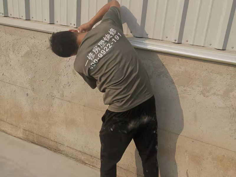 外墻墻裙噴刷涂料：建筑外墻刷涂料，取決于建筑物的2113外墻結(jié)構(gòu)。如果是混凝土5261外墻，又較平整，是可以干凈后，直接刷涂料的。如果是框架結(jié)構(gòu)，是采用加氣混凝土塊或空心4102磚等砌的填充墻，就不可以直接刷涂料。1653必須抹灰后，才可以刷涂料。又如外墻帶保溫層的，也內(nèi)必須做保溫砂漿抹面后，才可以刷涂料。對于清水磚外墻面，也有直接容刷涂料的。但較少使用。