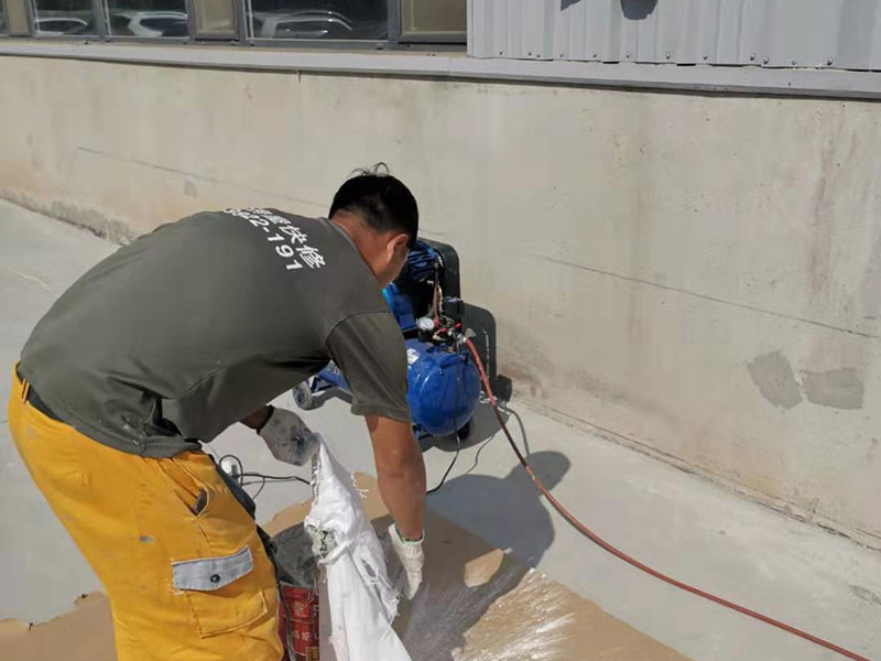 外墻墻裙噴刷涂料：建筑外墻刷涂料，取決于建筑物的2113外墻結(jié)構(gòu)。如果是混凝土5261外墻，又較平整，是可以干凈后，直接刷涂料的。如果是框架結(jié)構(gòu)，是采用加氣混凝土塊或空心4102磚等砌的填充墻，就不可以直接刷涂料。1653必須抹灰后，才可以刷涂料。又如外墻帶保溫層的，也內(nèi)必須做保溫砂漿抹面后，才可以刷涂料。對于清水磚外墻面，也有直接容刷涂料的。但較少使用。