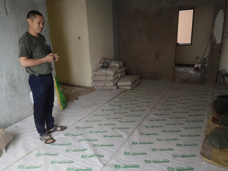 衛(wèi)生間防水及客廳地面保護(hù)：刷第一遍防水涂料。施工前確保工地干凈、干燥，防水涂料要涂滿，無(wú)遺漏，與基層結(jié)合牢固，無(wú)裂紋，無(wú)氣泡，無(wú)脫落現(xiàn)象。涂刷高度一致，厚度要達(dá)到產(chǎn)品規(guī)定要求。刷第二遍防水涂料。注意、第二遍防水涂料間需要有一定時(shí)間間隔，待遍涂料干透后才能進(jìn)行第二遍，具體時(shí)間視涂料而定。間隔時(shí)間太短，防水的效果會(huì)大打折扣。鋪保護(hù)層。為防止之后的施工破壞防水層，需在防水涂料表面鋪上保護(hù)層。保護(hù)層要完全覆蓋防水層，無(wú)遺漏，與基層結(jié)合牢固，無(wú)裂紋，無(wú)氣泡，無(wú)脫落現(xiàn)象。閉水試驗(yàn)。閉水試驗(yàn)時(shí)，地面點(diǎn)的水線不能低于2厘米，保存至少24小時(shí)，觀察無(wú)滲漏現(xiàn)象后方算合格。如有滲漏，需重做，切莫不能疏忽大意。