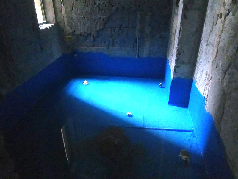 衛(wèi)生間防水及客廳地面保護(hù)：刷第一遍防水涂料。施工前確保工地干凈、干燥，防水涂料要涂滿，無(wú)遺漏，與基層結(jié)合牢固，無(wú)裂紋，無(wú)氣泡，無(wú)脫落現(xiàn)象。涂刷高度一致，厚度要達(dá)到產(chǎn)品規(guī)定要求。刷第二遍防水涂料。注意、第二遍防水涂料間需要有一定時(shí)間間隔，待遍涂料干透后才能進(jìn)行第二遍，具體時(shí)間視涂料而定。間隔時(shí)間太短，防水的效果會(huì)大打折扣。鋪保護(hù)層。為防止之后的施工破壞防水層，需在防水涂料表面鋪上保護(hù)層。保護(hù)層要完全覆蓋防水層，無(wú)遺漏，與基層結(jié)合牢固，無(wú)裂紋，無(wú)氣泡，無(wú)脫落現(xiàn)象。閉水試驗(yàn)。閉水試驗(yàn)時(shí)，地面點(diǎn)的水線不能低于2厘米，保存至少24小時(shí)，觀察無(wú)滲漏現(xiàn)象后方算合格。如有滲漏，需重做，切莫不能疏忽大意。