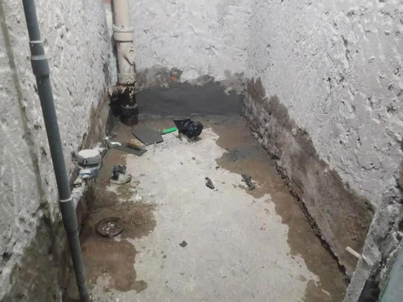 廁所防水找平：在進行防水處理之前，一定先找平地面。找平層施工方法：基面有空隙、裂縫、不平等缺陷的，用水泥砂漿修補抹平。使基面必須堅固、平整、干凈、無灰塵、油膩、蠟、脫模劑等以及其他碎屑物質。找平層干燥后方可進行防水層施工，施工期間應防火、防水。防水層完成后，要進行成品保護，不得上人走動。