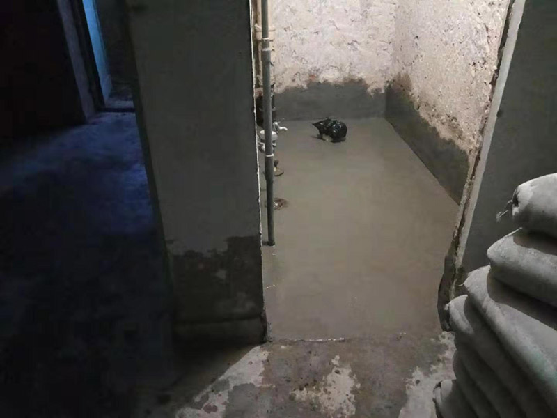 廁所防水找平：在進行防水處理之前，一定先找平地面。找平層施工方法：基面有空隙、裂縫、不平等缺陷的，用水泥砂漿修補抹平。使基面必須堅固、平整、干凈、無灰塵、油膩、蠟、脫模劑等以及其他碎屑物質。找平層干燥后方可進行防水層施工，施工期間應防火、防水。防水層完成后，要進行成品保護，不得上人走動。