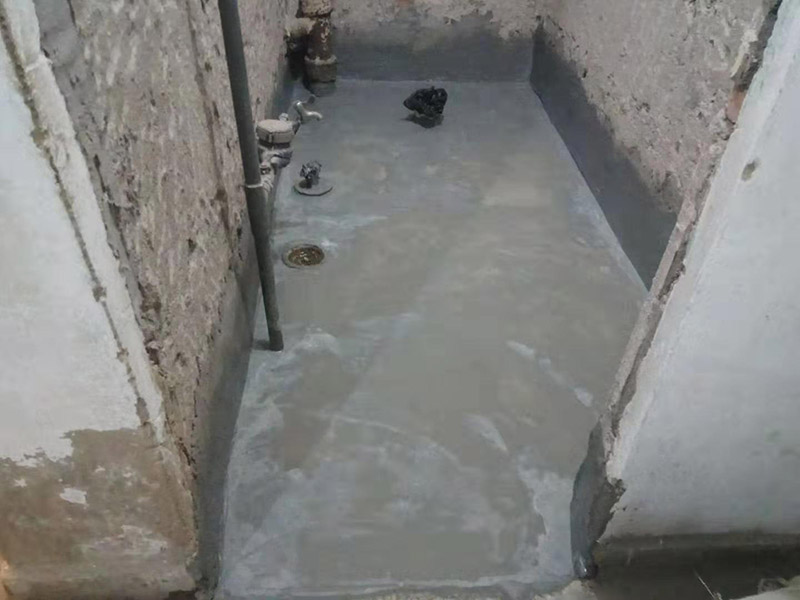 廁所防水找平：在進行防水處理之前，一定先找平地面。找平層施工方法：基面有空隙、裂縫、不平等缺陷的，用水泥砂漿修補抹平。使基面必須堅固、平整、干凈、無灰塵、油膩、蠟、脫模劑等以及其他碎屑物質。找平層干燥后方可進行防水層施工，施工期間應防火、防水。防水層完成后，要進行成品保護，不得上人走動。