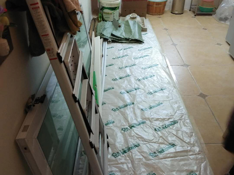 衛(wèi)生間做二次防水：首先，要用水泥砂漿將地面做平(特別是重新做裝修的房子)，然后再做防水處理。這樣可以避免防水涂料因薄厚不均或刺穿防水卷材而造成滲漏。墻體與地面之間的接縫以及上下水管道與地面的接縫處，是容易出現(xiàn)問題的地方。所以這些部位一定要格外注意，處理一定要細(xì)致，不能有絲毫的馬虎。為了達(dá)到較好的防水效果，一般衛(wèi)生間的墻面上也要做大約750px高的防水處理，防止積水洇透墻面。與浴缸相鄰的墻面，防水處理的高度也要比浴缸上沿高出一些，淋浴要達(dá)到4500px的高度。防水施工完畢后，要將衛(wèi)生間的所有下水道堵住，進(jìn)行注水試驗。24小時后檢查，若衛(wèi)生間的四周墻面和地面沒有滲漏現(xiàn)象說明衛(wèi)生間防水質(zhì)量很好。反之，要找出漏點，進(jìn)行維修。