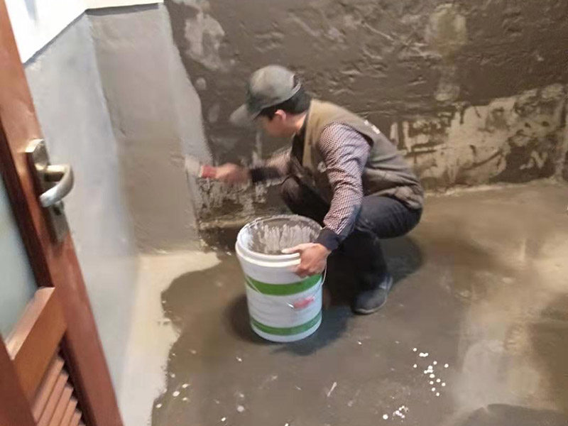 墻面刷防水維修：在涂刷防水涂層之前，先要清理墻面和地面。同時，要用連接的氣泵皮管吹盡陰角處的浮層；首先要量出防水層的高度并劃出基準線；刷防水涂料時要先刷基準線以下位置，并在墻面和地面連接陰角處刷成八字，上下交叉，交接處接應有200mm，不得有漏刷情況出現(xiàn)。 墻角涂刷完成后，沿基準線涂刷墻體：第一遍涂刷墻面時，應上下縱向涂刷，第二遍涂刷墻體，應左右橫向涂刷。 地面防水涂料的涂刷應該從房間里側向門口涂刷，地面水管接口處尤其要仔細涂刷，不能有任何遺漏。