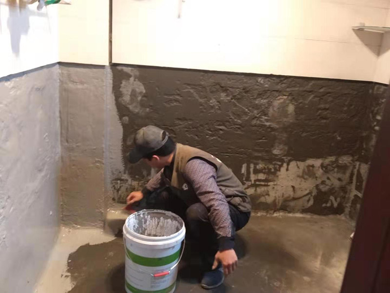 墻面刷防水維修：在涂刷防水涂層之前，先要清理墻面和地面。同時，要用連接的氣泵皮管吹盡陰角處的浮層；首先要量出防水層的高度并劃出基準線；刷防水涂料時要先刷基準線以下位置，并在墻面和地面連接陰角處刷成八字，上下交叉，交接處接應有200mm，不得有漏刷情況出現(xiàn)。 墻角涂刷完成后，沿基準線涂刷墻體：第一遍涂刷墻面時，應上下縱向涂刷，第二遍涂刷墻體，應左右橫向涂刷。 地面防水涂料的涂刷應該從房間里側向門口涂刷，地面水管接口處尤其要仔細涂刷，不能有任何遺漏。